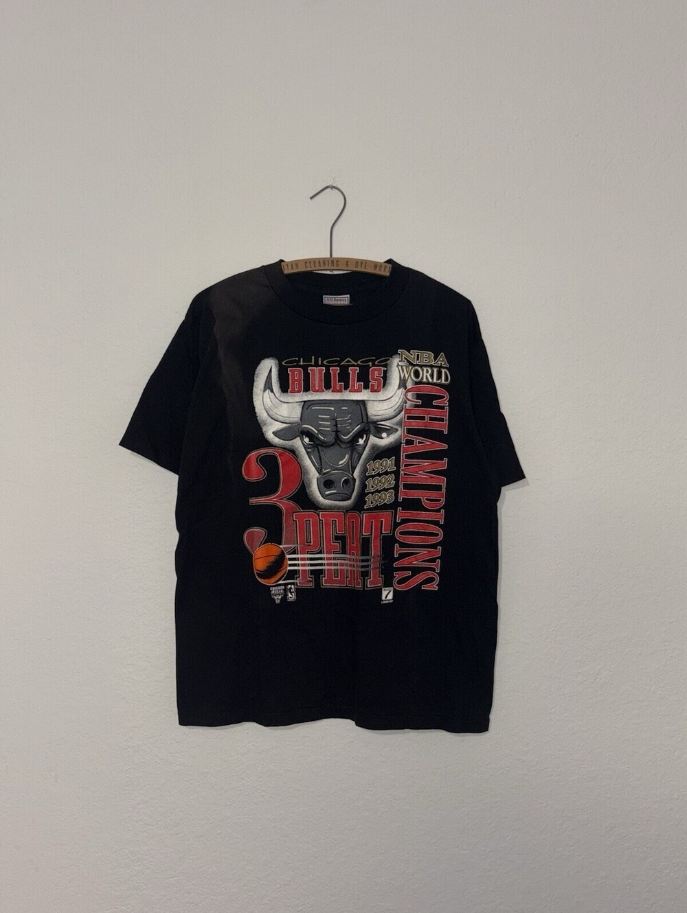 Vintage 90s Chicago Bulls 3 Peat NBA World Champions Faded T-Shirt Size Large